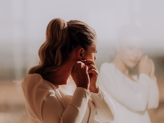 Mujer preparandose para casarse