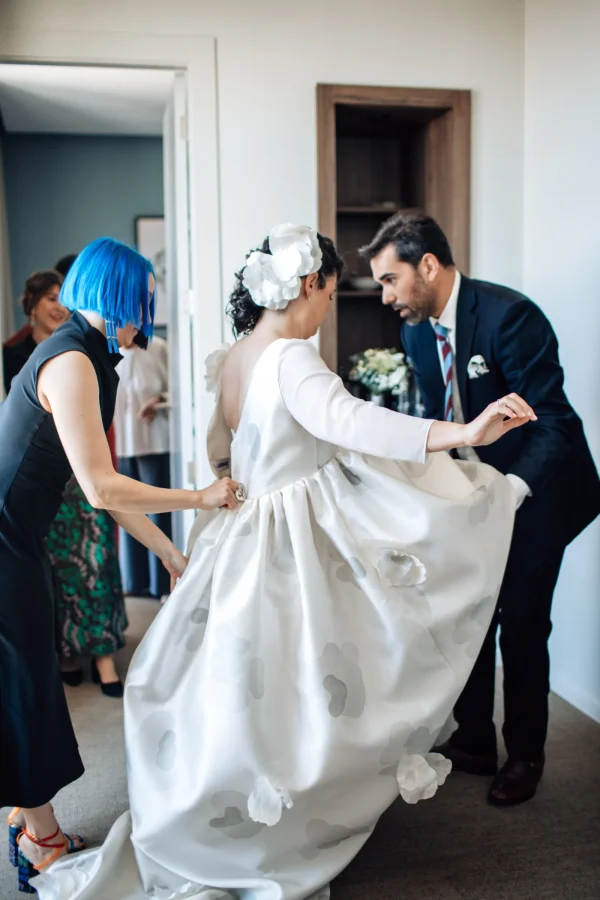 Esposa preparandose para casarse